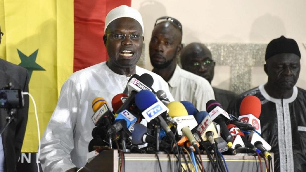 Khalifa Sall face à la presse et ses militants à Dakar, Sénégal, le 21 octobre 2019.