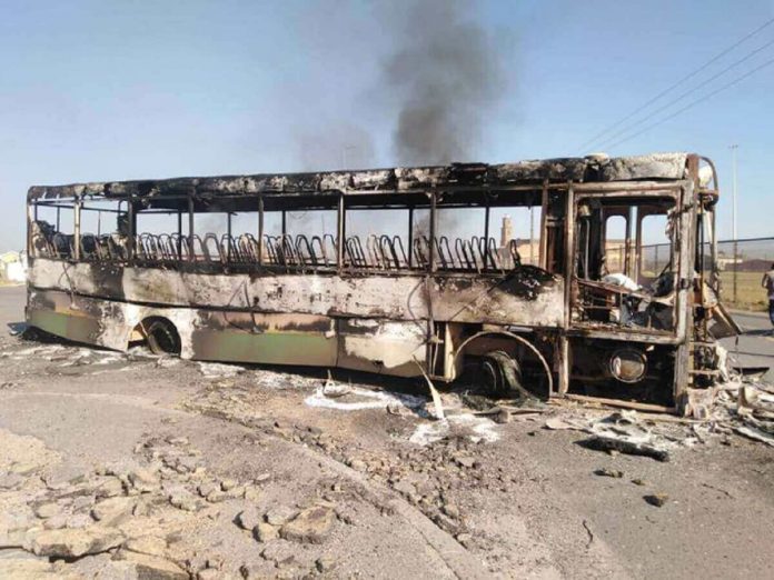 Des bus brûlés lors d'une manifestation en Afrique du Sud