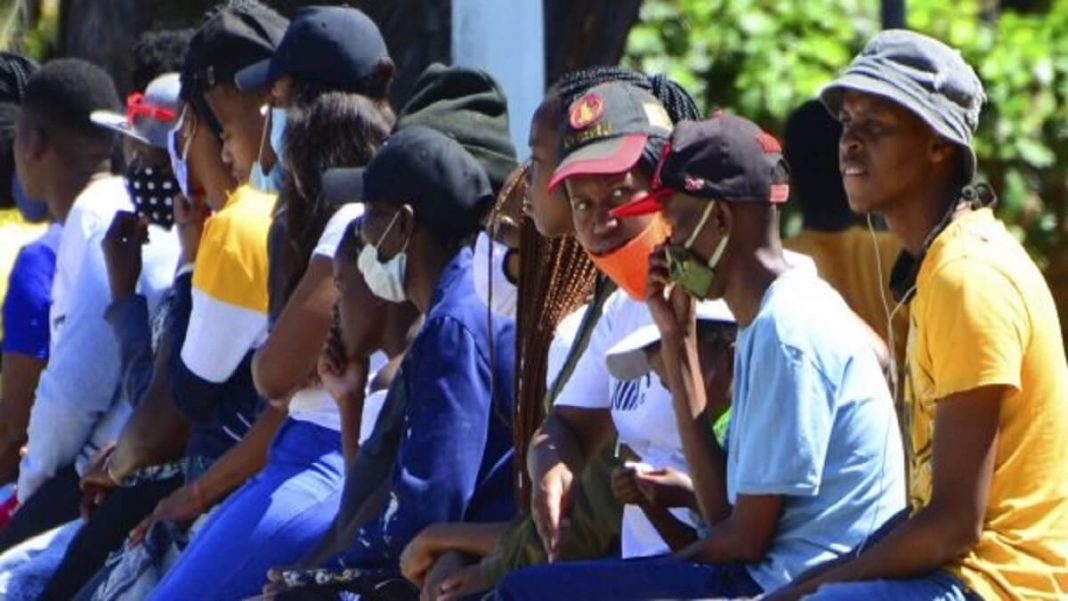 Des personnes font la queue pour recevoir des subventions sociales dans un bureau de poste de Port Elizabeth, en Afrique du Sud, le vendredi 13 novembre 2020