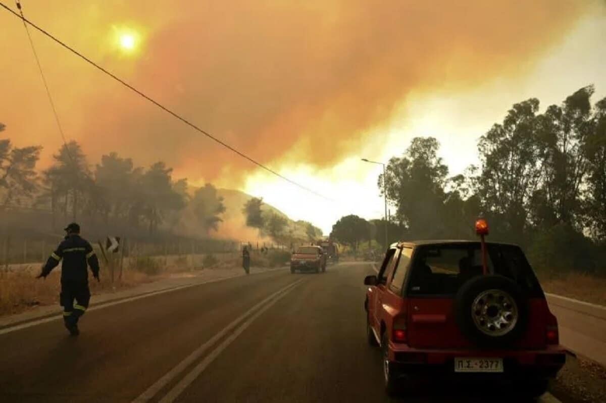 Des pompiers tentent de maîtriser un vaste incendie à Labiri (Grèce), le 31 juillet 2021