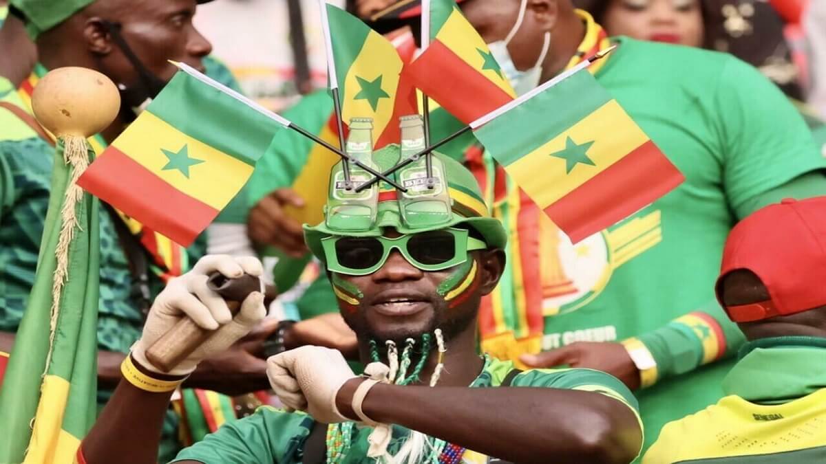 Le supporters sénégalais sont bien présents au Stade d'Olembé, persuadés que la troisième va être la bonne pour les Lions après les échecs de 2002 et 2019 en finale de la CAN.