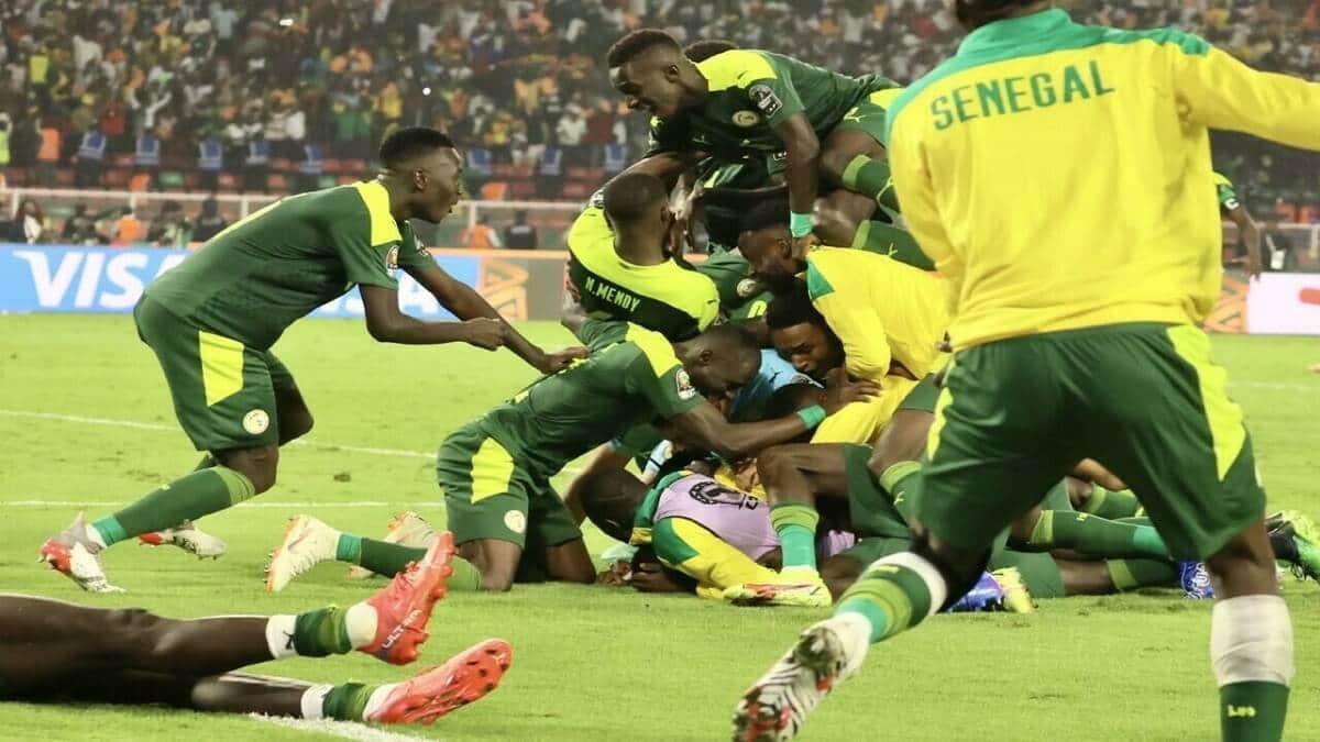 Les Sénégalais exultent ils décrochent la première Coupe d'Afrique des nations de l'histoire de leur pays !