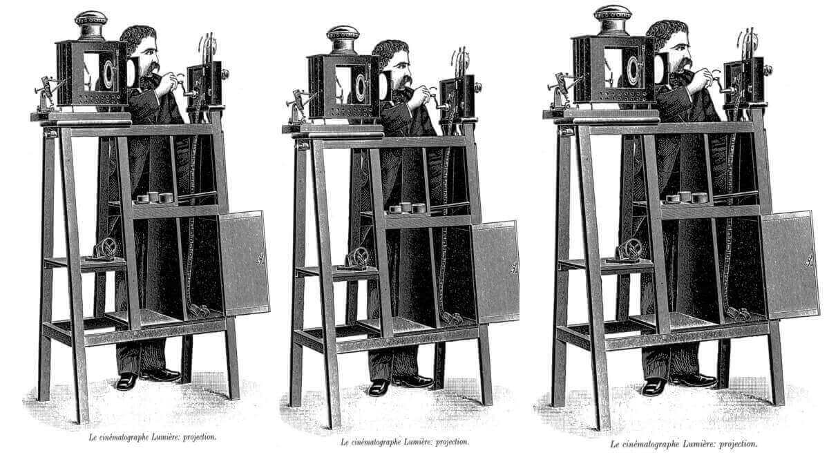 Cinématographe des frères Lumière en 1895 (remarquez la pellicule se déroulant sans bobine de réception, en « chandelle » dans le compartiment inférieur, et la petite enrouleuse à gauche pour rembobiner) ok
